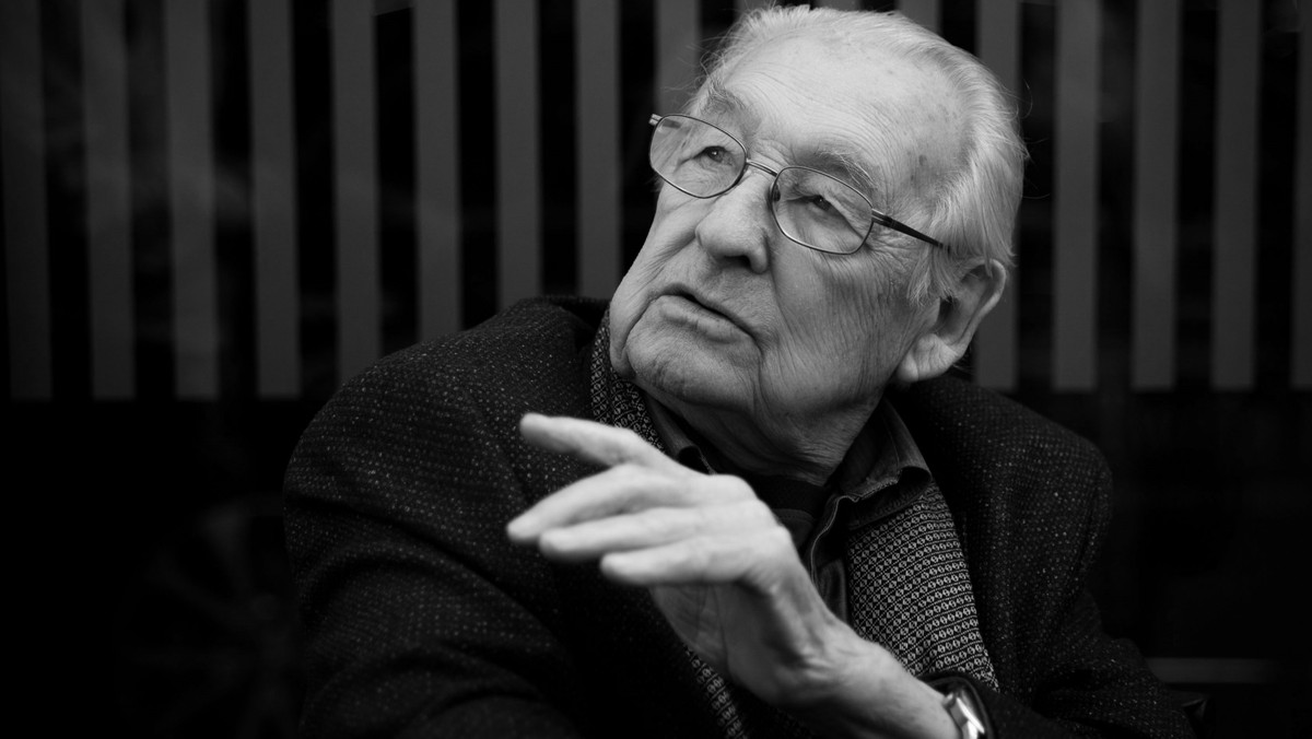 Andrzej Wajda opowiedział światu prawdę o Katyniu – podkreśla dziś niezależna rosyjska "Nowaja Gazieta". Ocenia ona, że pamięć o reżyserze wymaga spełnienia jego woli i wyjaśnienia losów jego ojca, który był wśród ofiar zbrodni katyńskiej.