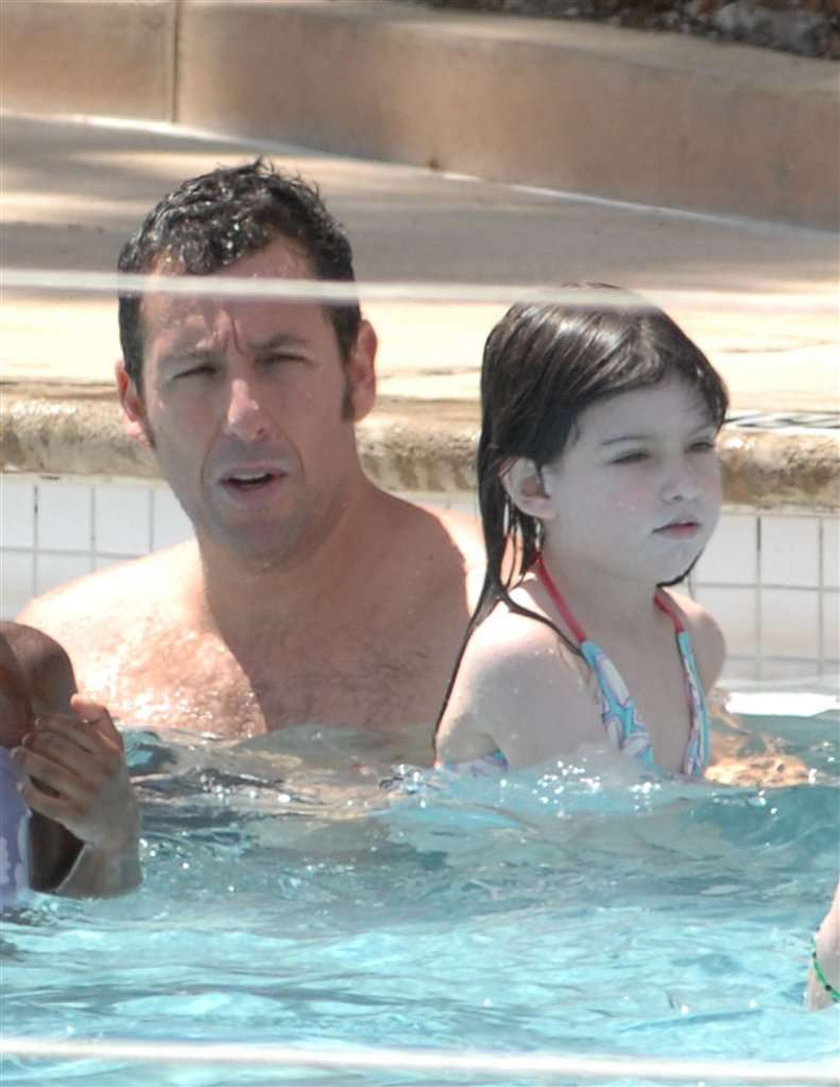 Sandler uczy córkę pływać