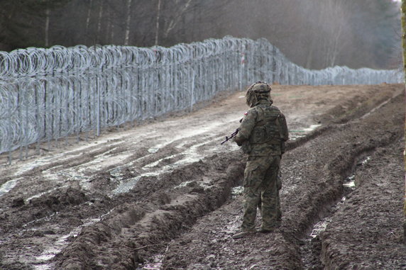 Żołnierze patrolujący pas przygraniczny, Połowce, strefa zamknięta, woj. podlaskie, 17.12.2021.