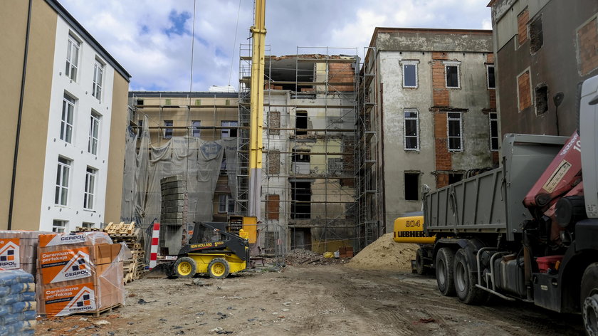 Budują mieszkania komunalne w budynku dawnego szpitala