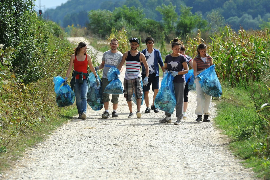 Zaprepašćeni količinom bačenog smeća: Učesnici kampa na Zlakusi