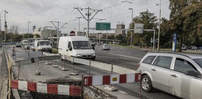 Dziura zablokowała plac Społeczny