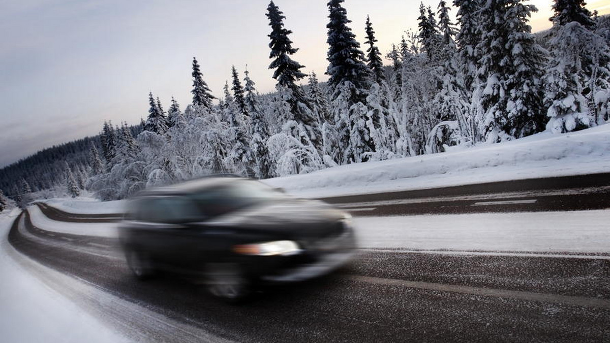Kolejny, gwałtowny atak zimy utrudnia w poniedziałek komunikację drogową i kolejową w Europie Środkowej. W ciągu kilku godzin na Słowacji, w Austrii i na Węgrzech spadło 20 centymetrów świeżego śniegu.