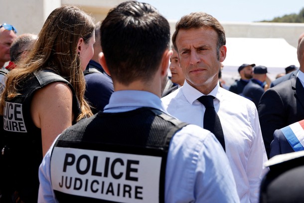 Emmanuel Macron podczas wizyty w Marsylii, 26 lipca 2023 r.