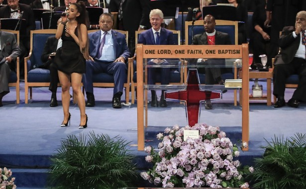 Ariana Grande molestowana przez pastora na pogrzebie Arethy Franklin? To WIDEO wywołało burzę w sieci