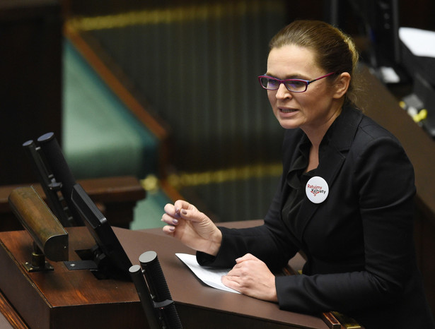 Projekt ustawy o prawach kobiet i świadomym rodzicielstwie ma pozwolić na przerywanie ciąży do 12 tygodnia, a po tym terminie – w przypadkach, w jakich jest to obecnie dozwolone, czyli gdy ciąża stanowi zagrożenie dla życia lub zdrowia kobiety, jest duże prawdopodobieństwo upośledzenia lub choroby płodu oraz gdy ciąża jest skutkiem czynu zabronionego.