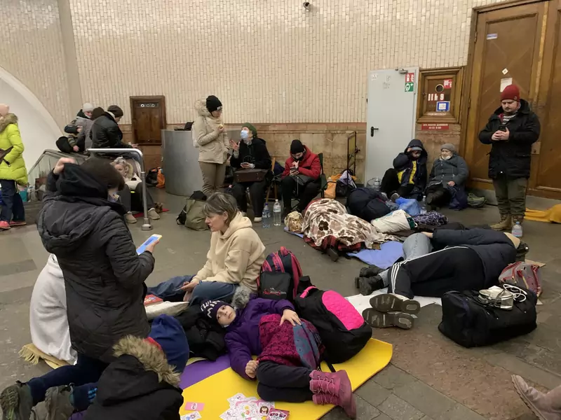 Mieszkańcy Kijowa spędzający noc na stacji metra pełniącej funkcję schronu