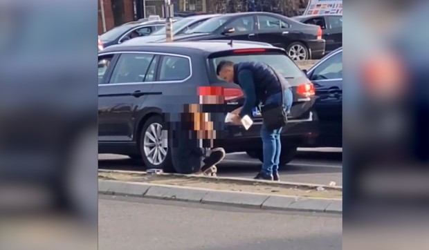 Beograđanin koji prosjakinji sa bebom daje hranu i novac