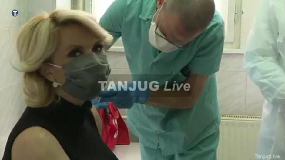 Screenshot 2020-12-24 Uživo - Premijerka Ana Brnabić i ministarka Darija Kisić Tepavčević primaju Fajzerovu vakcinu(16)