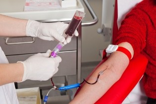 Praca w której głównym zadaniem jest pobór krwi jest słabo opłacana, jak na standardy medyczne. Flebotomista (ang. Phlebotomist) to osoba mająca umiejętności w zakresie pobierania próbek krwi.  Posiada podstawowy zakres wiedzy związany z pobraniem krwi u osób dorosłych i dzieci (wymaga dodatkowego szkolenia). Nie należy mylić roli flebotomisty z zadaniami i uprawnieniami pielęgniarki, która posiada szersze kompetencje.