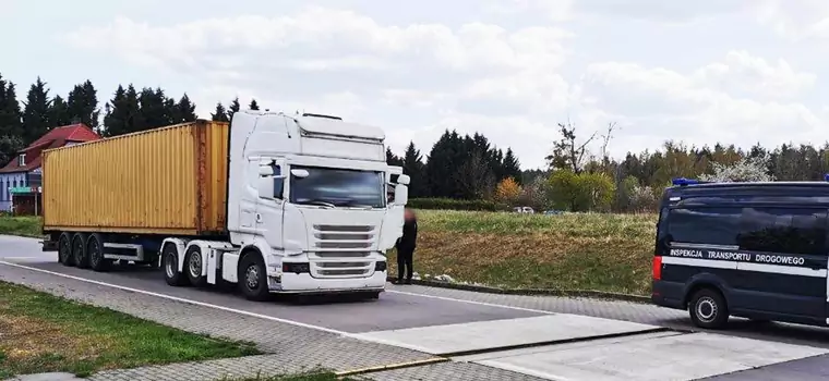 Podejrzana naczepa ciężarówki. Konieczna była interwencja policji