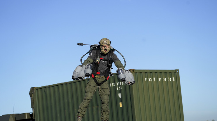  Richard Browning  "Jet Man" bemutatja a Gravitációs sugárruha-rendszert./ Fotó : Northfoto