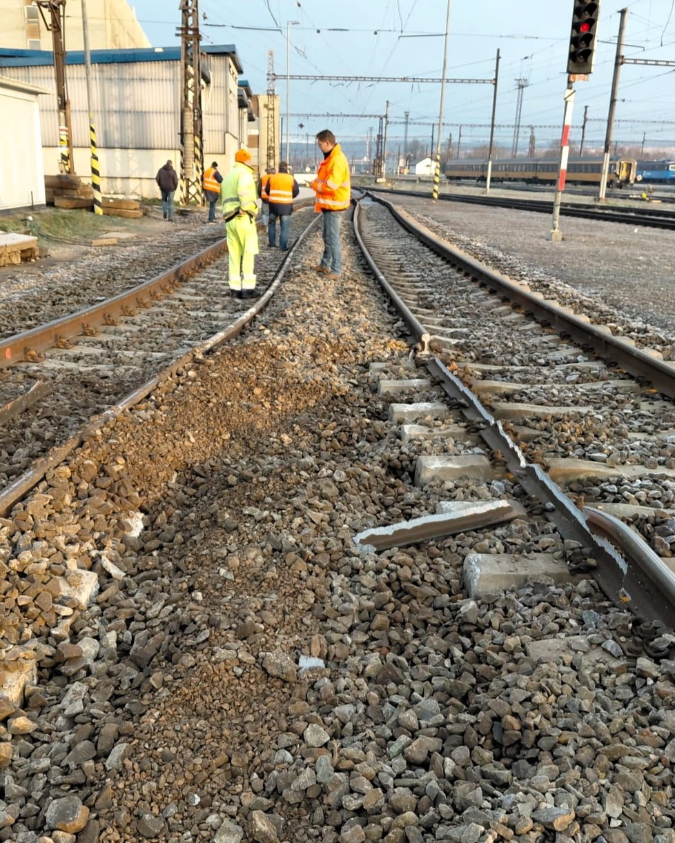 Na železničnej stanici v Košiciach sa vykoľajil vozeň vlaku.