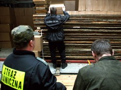 Zawieszeni za korupcję, a dostają pensję