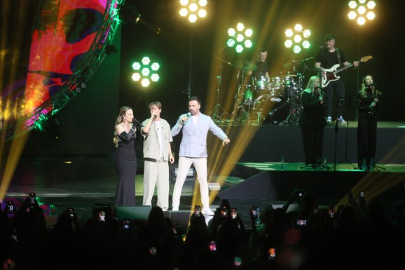 Jelena Tomašević i Ivan Bosiljčić NAPRAVILI LOM NA KONCERTU JAKOVA JOZINOVIĆA Pevačica u dekoltiranoj haljini sa cirkonima, a glumac u odelu (Video)