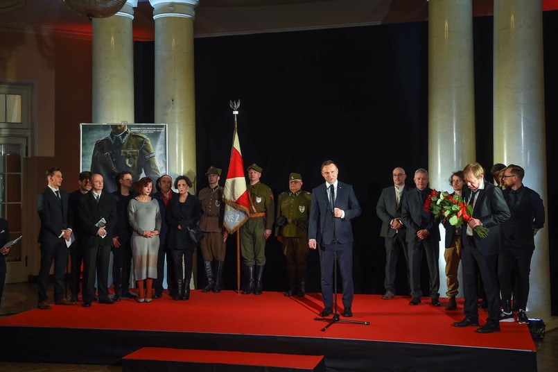 W uroczystej premierze filmu Jerzego Zalewskiego, która odbyła się w poniedziałek wieczorem w warszawskiej Kinotece, oprócz prezydenta wzięli udział m.in. wicepremier, minister kultury prof. Piotr Gliński, szef MON Antoni Macierewicz, sekretarz stanu w Ministerstwie Kultury i Dziedzictwa Narodowego Jarosław Sellin oraz kombatanci.