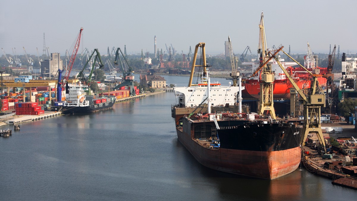 Ogłoszony został przetarg na wykonanie koncepcji zagospodarowania Portu Centralnego w Porcie Morskim w Gdańsku. Planuje się przeznaczyć kilkaset hektarów terenu Zatoki Gdańskiej pod nowe, uniwersalne terminale. Pierwsze mogą być gotowe w 2024 roku.