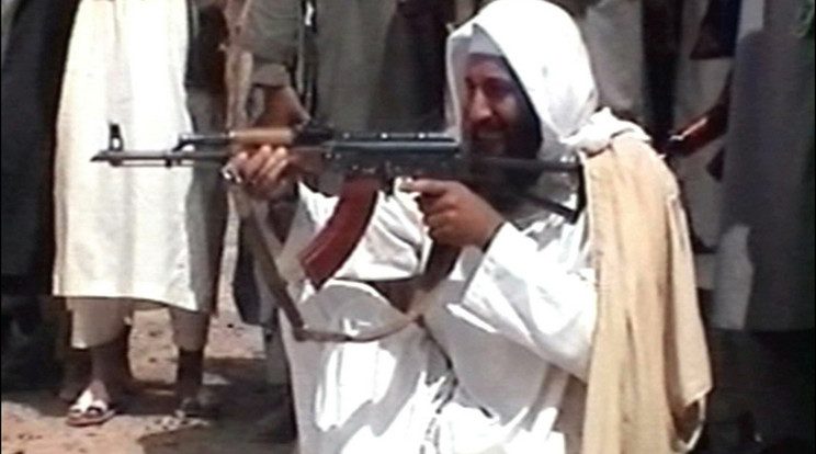 Oszama bin Laden maga
is remekül bánt a fegy-
verekkel, amelyről hívei
előtt bizonyságot is adott /Fotó: Northfoto