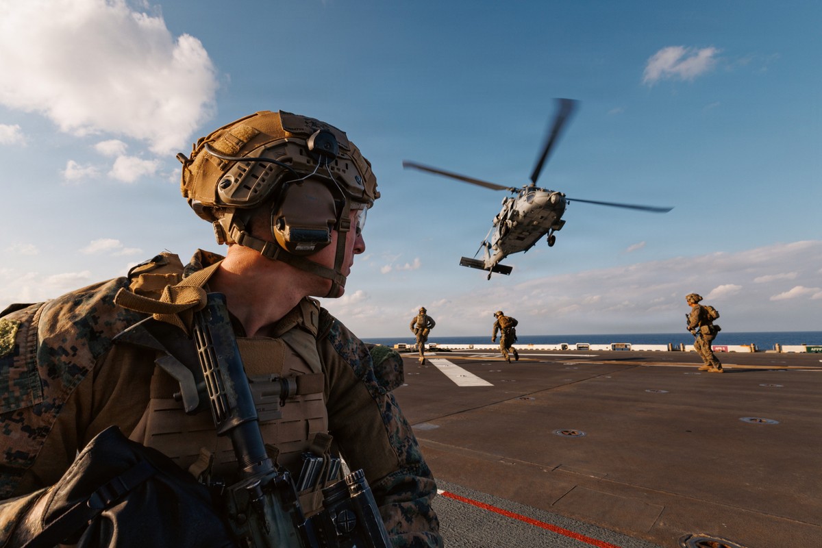 31st MEU | MRF Fast Ropes aboard USS Tripoli
