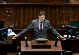 Poseł Gromadzki zablokował mównicę. W imieniu Stonogi chciał przekazać informacje o fałszerstwach