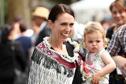 Jacinda Ardern z córką Neve Gayford podczas święta narodowego, Waitangi, Nowa Zelandia, 6 lutego 2020 r.  Fot. Fiona Goodall/Getty Images. 