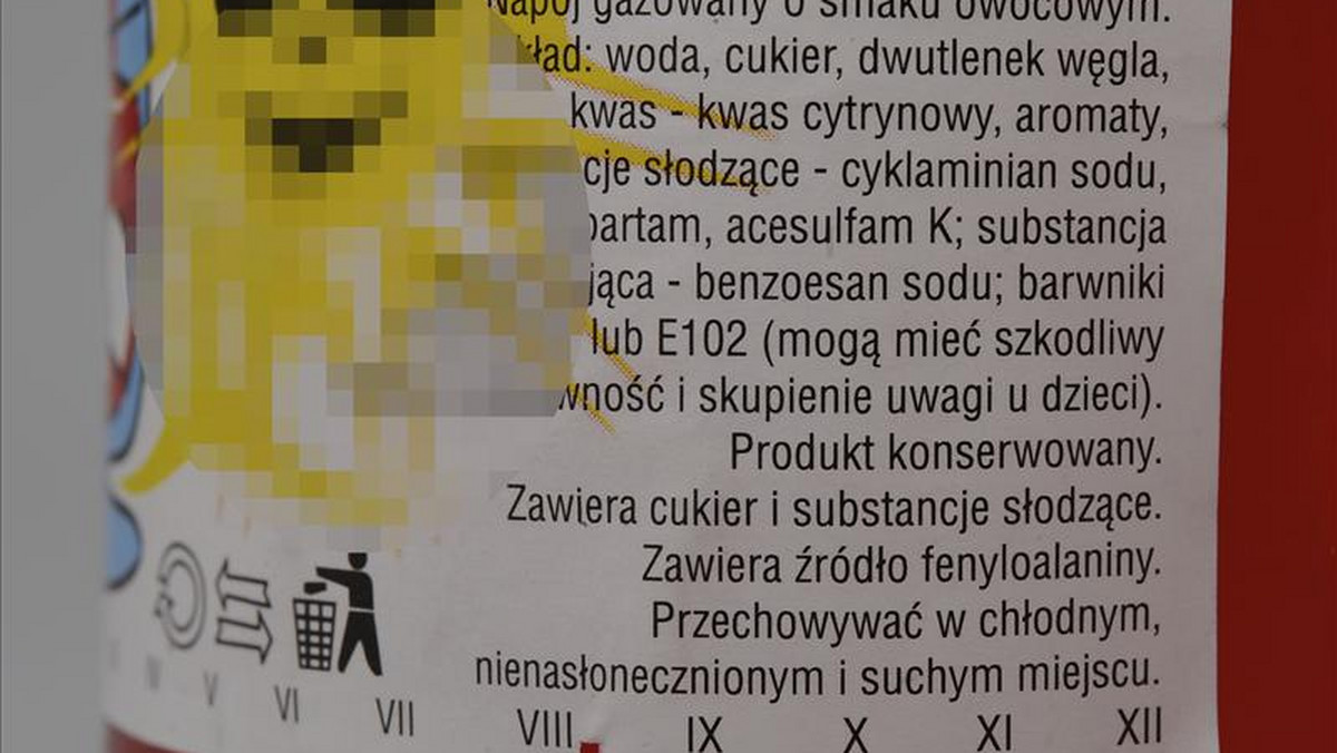 Nic bardziej nie smakuje dzieciom, niż to co słodkie i kolorowe. Czerwona lub żółta oranżada to wręcz wymarzony ich napój. Dorosłym z kolei przypomina smak z dzieciństwa. Tymczasem okazuje się, taka oranżada jest bardzo niezdrowa, a nawet groźna dla naszych pociech