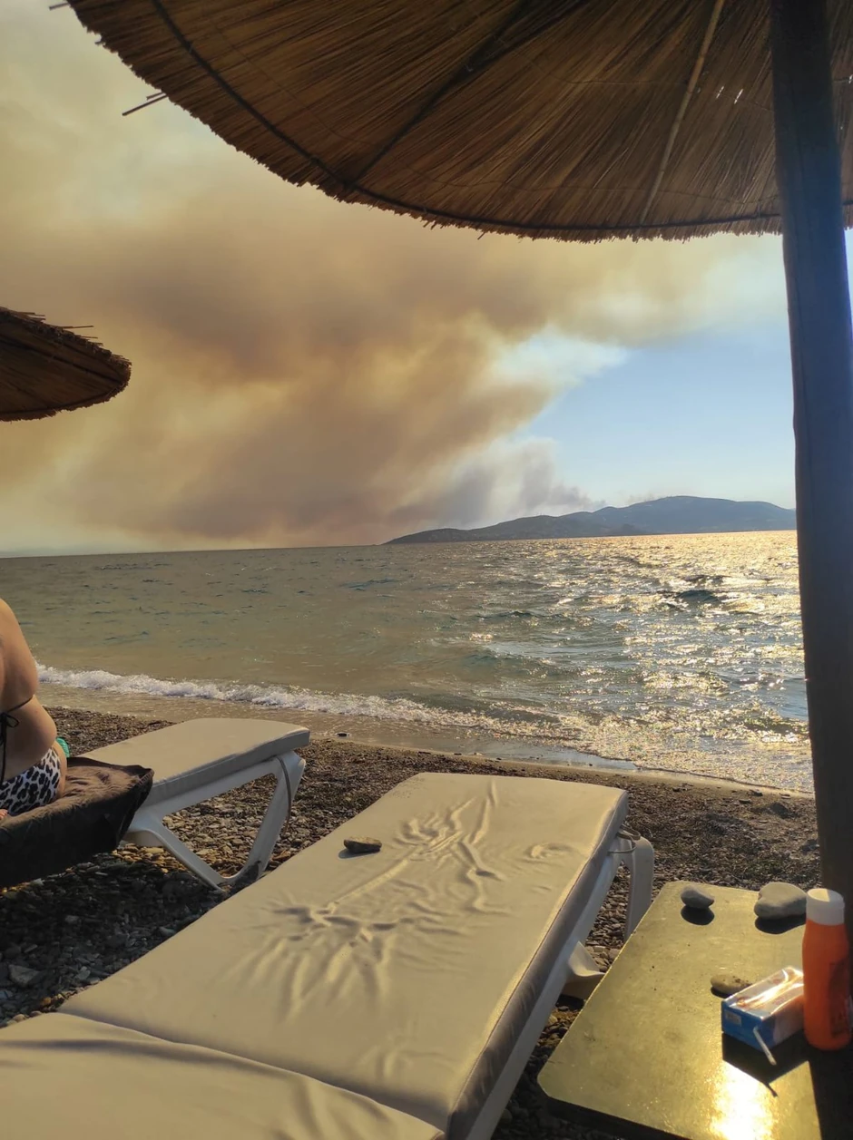 Plamen nakon eksplozije koji se vidi sa plaže u Volosu