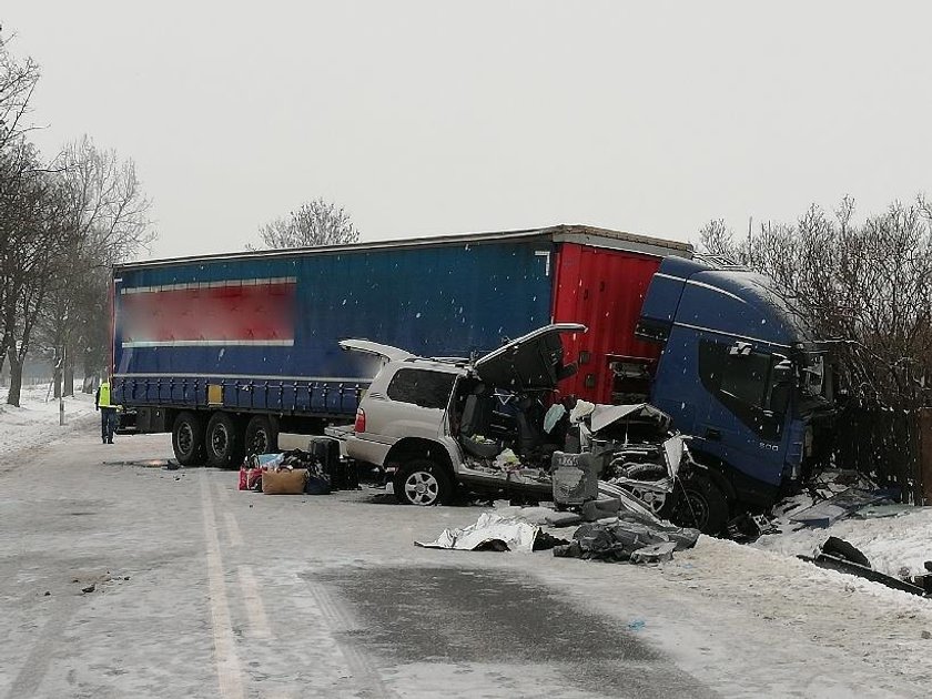 Tragedia w Iłży. Nie żyje dziennikarz, żona i córeczka zostały ranne