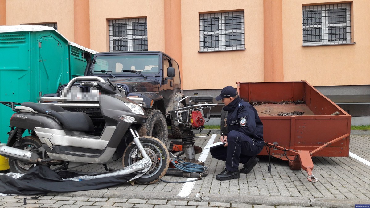 Węgorzewscy policjanci odzyskali skradziony sprzęt wartości około 60 tysięcy złotych. Złodziej w ukrywaniu swego łupu wykazał się pomysłowością. Ukrywał je na swej posesji nawet przez dwa lata.