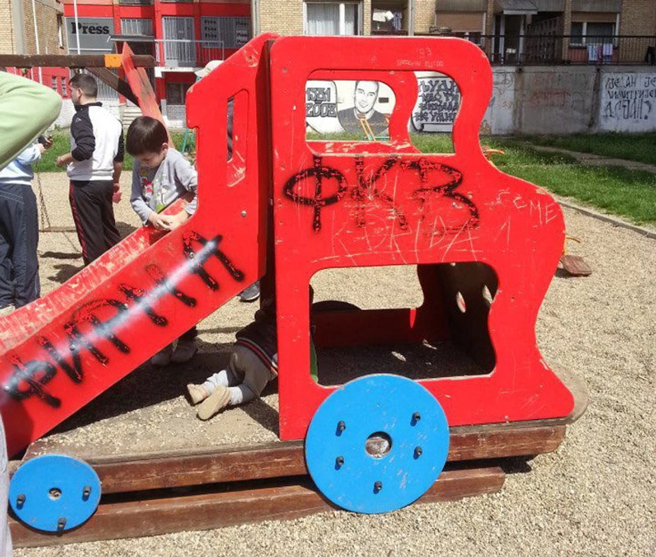 Ovako je izgledalo ruinirano igralište: Polomljene klackalice, grafiti...