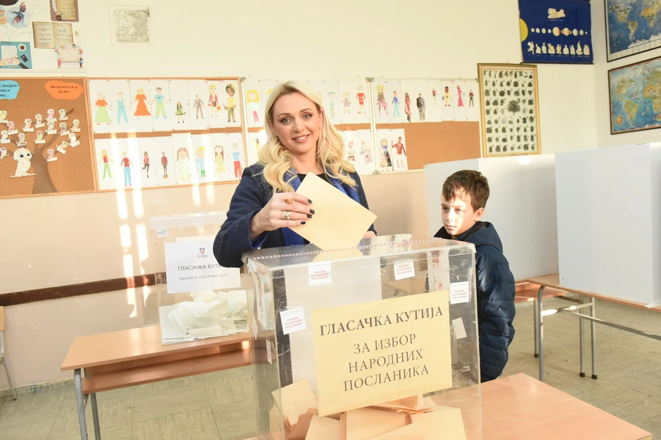 Jelena Tanasković na glasanje došla sa sinom