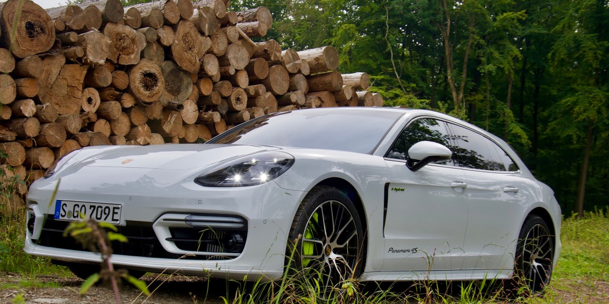 Porsche Panamera plug-in hybrid łączy możliwość zeroemisyjnej jazdy oraz sportowe osiągi. 