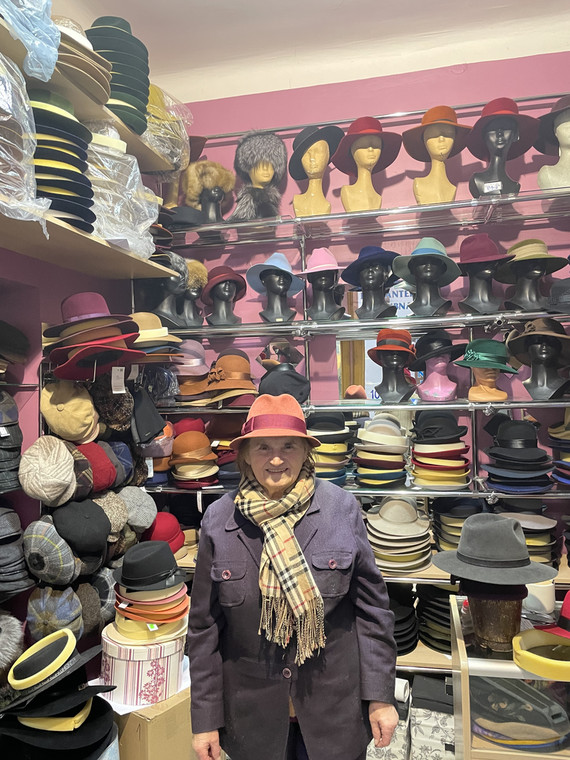 Maria Lipka od 60 lat sprzedaje kapelusze. "Będę tutaj, ile zdrowie  pozwoli" - Kobieta