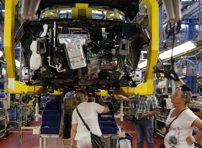 Dyrektor Greń zapewnił, że w związku z zaprzestaniem produkcji Forda nikt nie stracił pracy. „Dla grupy ok. 70 pracowników znaleźliśmy zatrudnienie w spółkach-córkach oraz u naszych dostawców” – podkreślił szef zakładu. Obecnie w tyskiej fabryce pracuje niespełna 3 tys. osób, a w całym FCA Poland ponad 3,2 tys.<br>W ostatnich dwóch latach wszystkie wytwarzane w Tychach modele zostały unowocześnione, łącznym kosztem ok. 180 mln euro. W ubiegłym roku lifting przeszły Fiat 500 i Lancia Ypsilon, a następnie także Abarth. Pojawił się odnowiony Fiat 500 w wersji sport, a także ekskluzywna wersja Fiata 500 – riva, gdzie artystyczne elementy wyposażenia wnętrza wykonywane są ręcznie, a w kokpicie wykorzystane zostało drewno mahoniowe.<br>
<br>
Dzień Rodzinny GCA Poland w fabryce Fiat Chrysler Automobiles w Tychach <br><br>(mr) PAP/Andrzej Grygiel