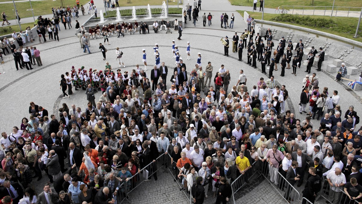 Przed halą Ergo Arena w Gdańsku, gdzie w sobotę odbędzie się konwencja PO, protestują działacze SLD, ruchu "Nic o nas bez nas" oraz członkowie Klubu "Gazety Polskiej'.