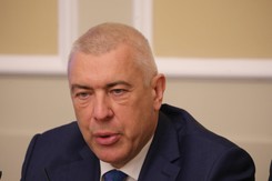 Michał Wójcik grozi pozwami. Roman Giertych uprzejmie: Podaję adres do doręczeń...