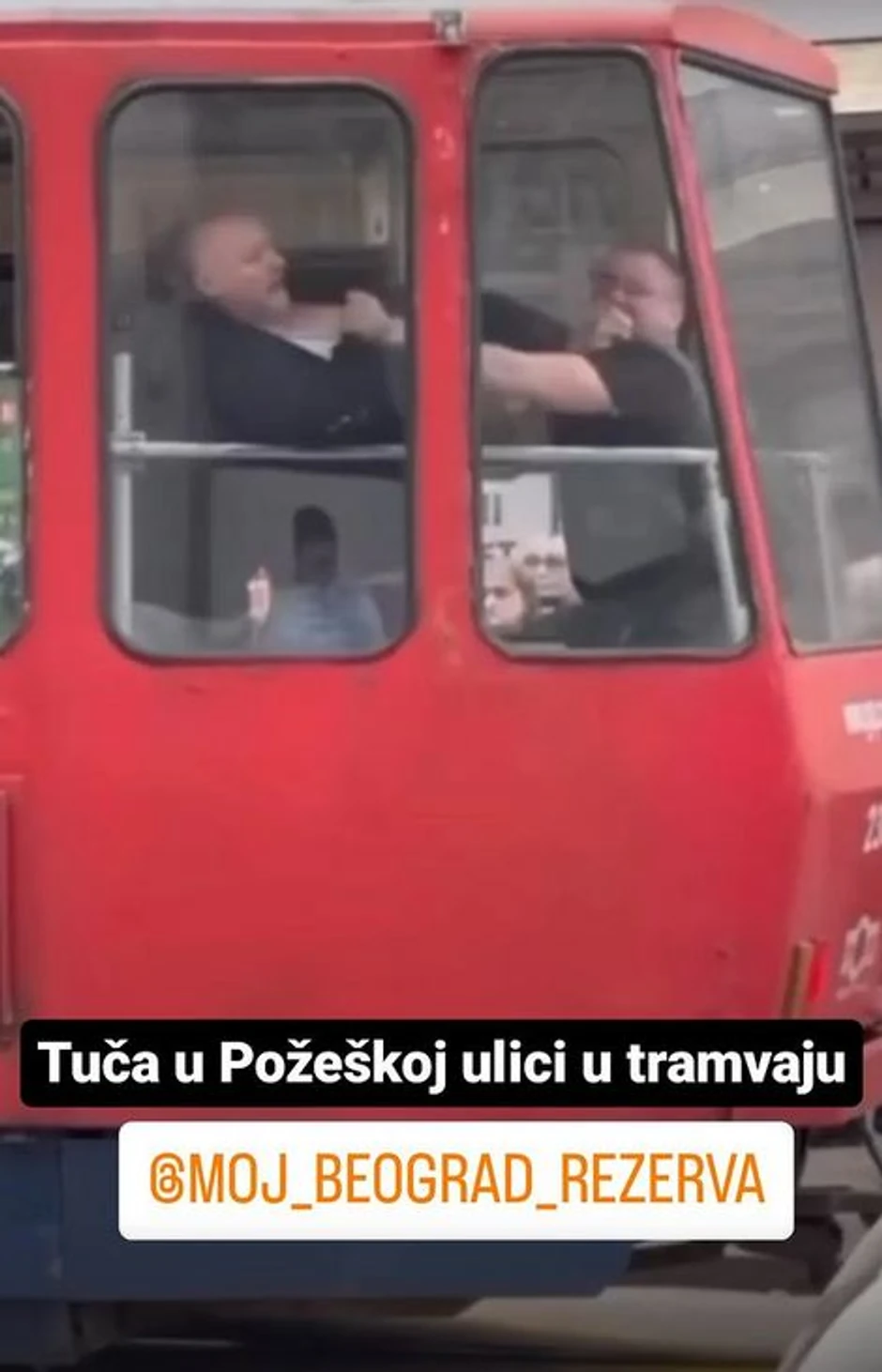 Tuča u tramvaju 12