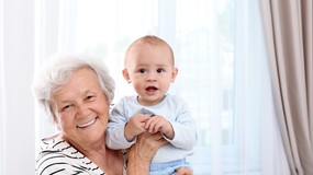 Umowa uaktywniająca. ZUS dopłaca do składek niani – sprawdź, jak zwiększyć swoją emeryturę