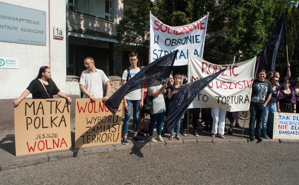 Dwie manifestacje pod porodówką w Gdańsku. "Zygotarianie do domu" kontra "tu zabija się nienarodzone dzieci"