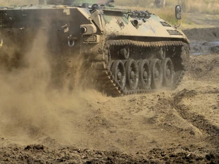 Bojowy wóz piechoty MT-LB. W trwającej ukraińskiej kontrofensywie tego typu uzbrojenie może się okazać ważniejsze niż czołgi
