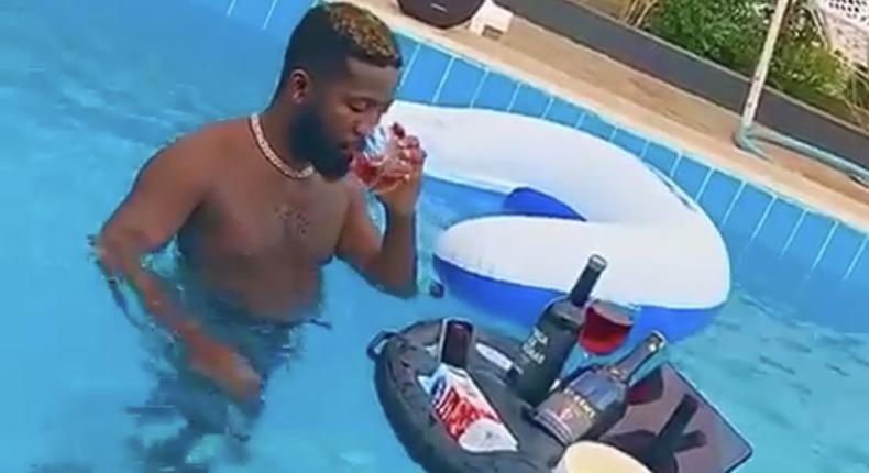 Bisa Kdei shows off his swimming pool