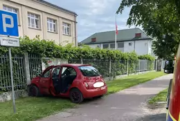 Wjechał samochodem w ogrodzenie komendy policji