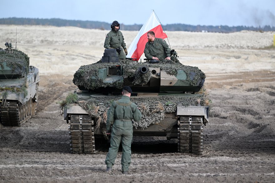 Czołg Leopard 2 podczas manewrów państw Grupy Wyszehradzkiej, Stanów Zjednoczonych i Wielkiej Brytanii na poligonie w Nowej Dębie