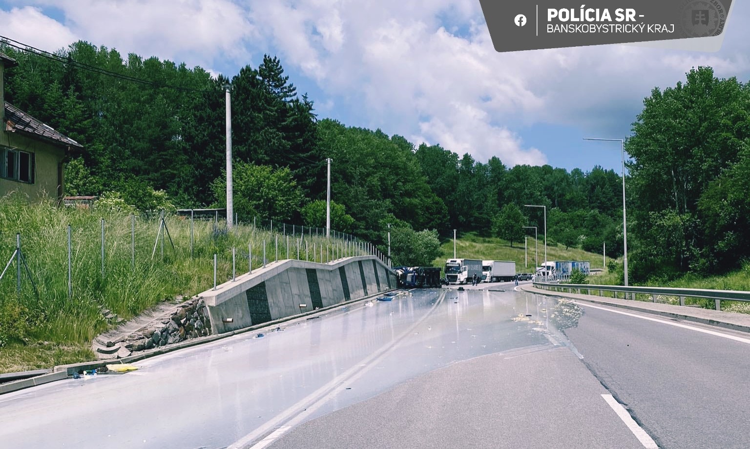 Vodič s prevráteným návesom prešiel vyše 200 metrov, nafúkal 3,6 promile.