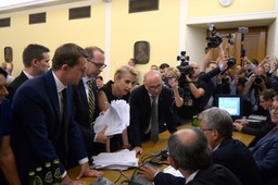 Burzliwe obrady komisji ws. SN: Ponad 1000 poprawek opozycji odrzuconych. Przewodniczącemu wyrwano mikrofon