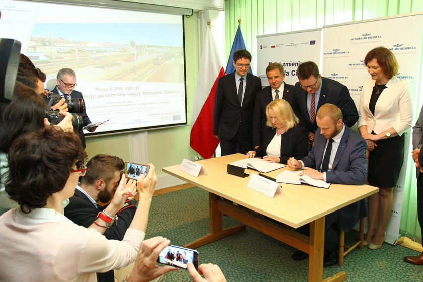 Podpisanie kontraktu na przebudowę stacji Rzeszów Główny