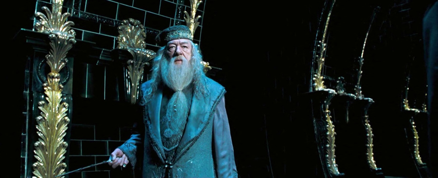 Michael Gambon ako Dumbledore.