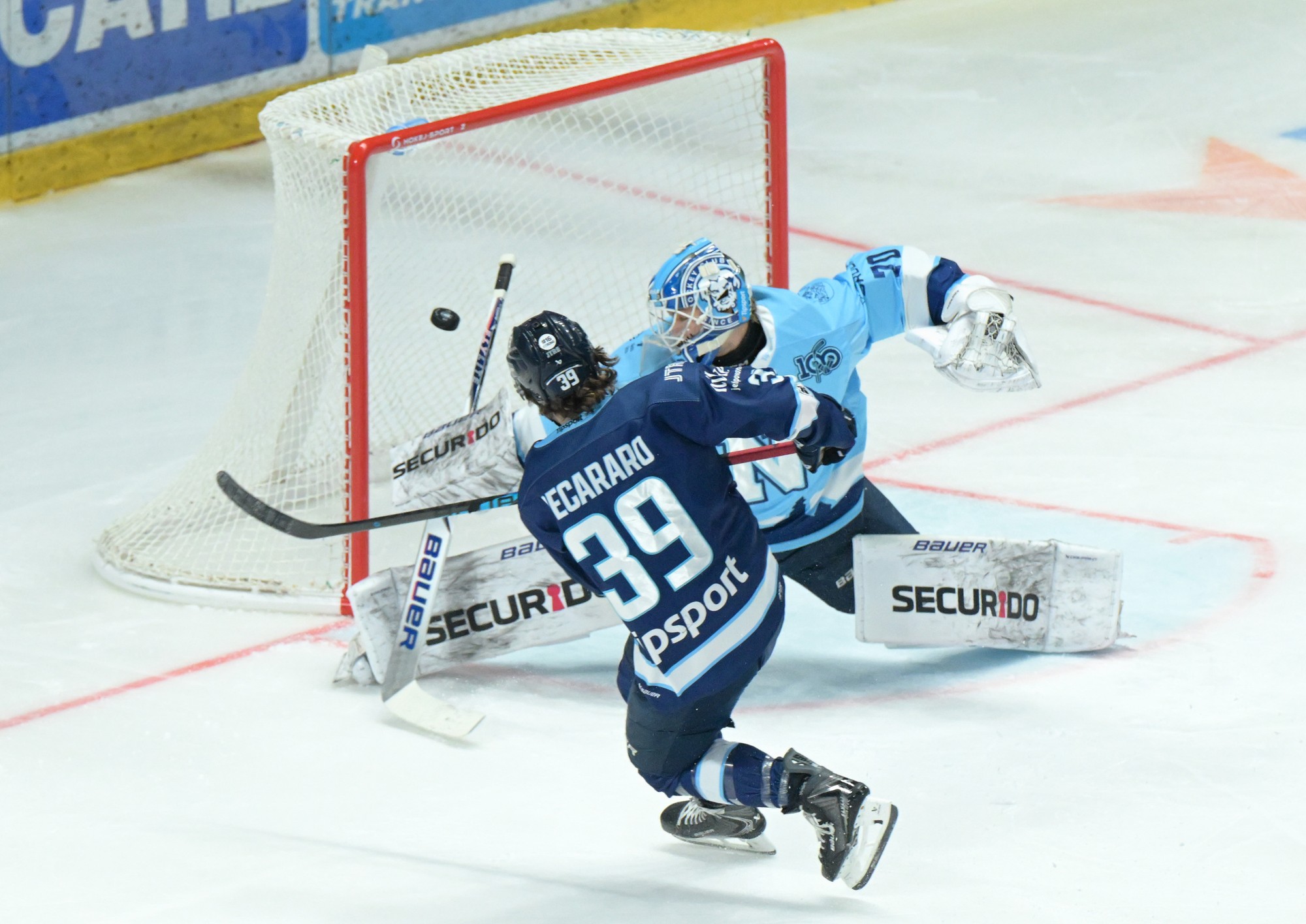 Jasper Patrikainen (Nitra) a Liam Pecararo (Slovan). 
