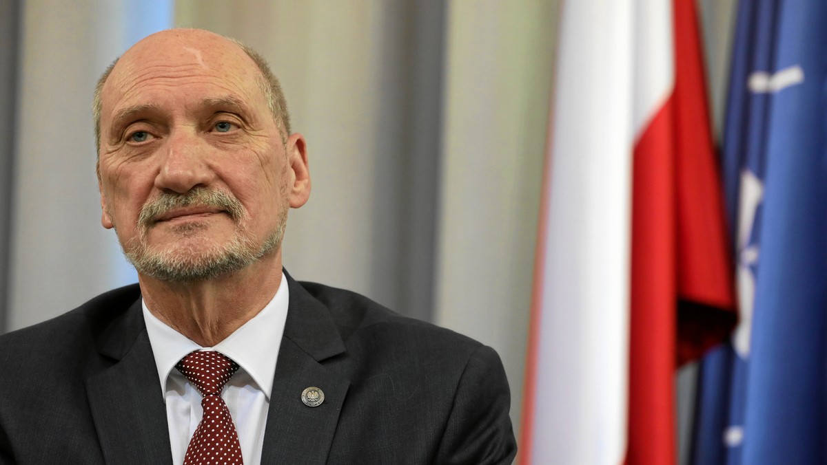 "Antoni Macierewicz zarzuca nam »brutalny i skandaliczny atak« na jego żonę. Jest to zarzut o tyle absurdalny, co nieprawdziwy" - tak Marcin Dzierżanowski i Anna Gielewska, autorzy książki "Antoni Macierewicz. Biografia nieautoryzowana", odpowiadają na zarzuty byłego szefa MON.