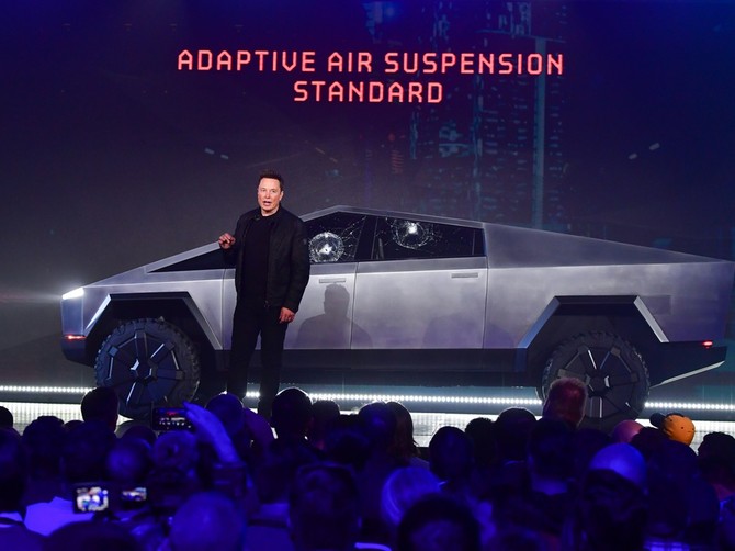 Ilon Mask ispred "Tesla" automobila